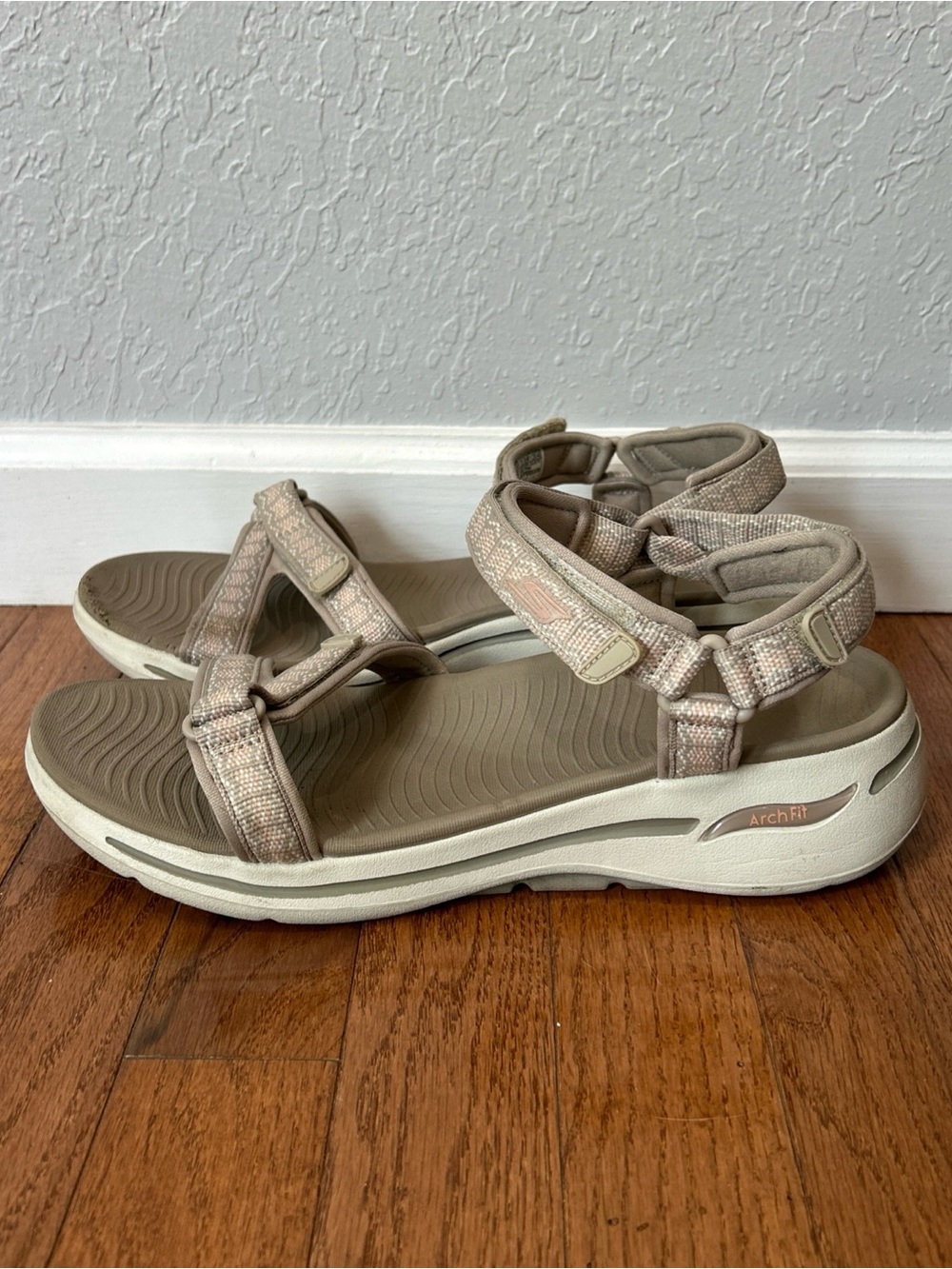 Skechers Go Walk Arch Fit Sandals Shoes Strappy Women’s Size 11 Tan